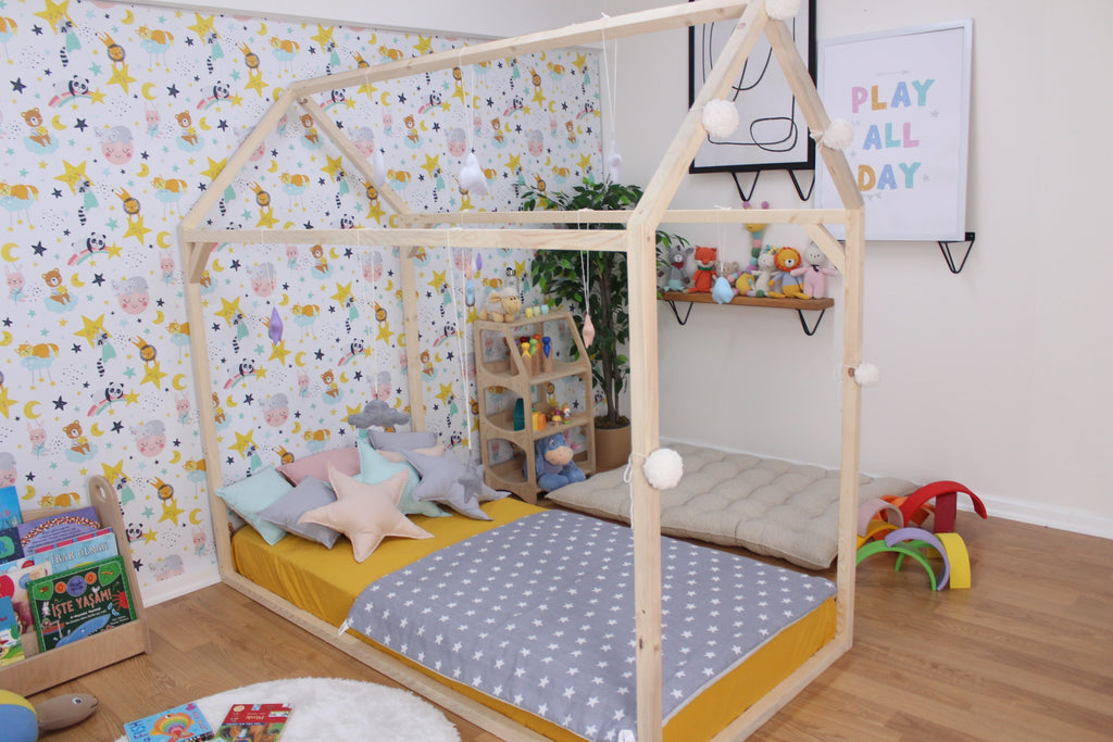 a child&#39;s room with a bed and toys