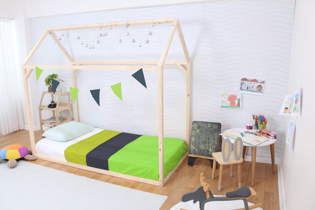 a child&#39;s bedroom with a green and black bed